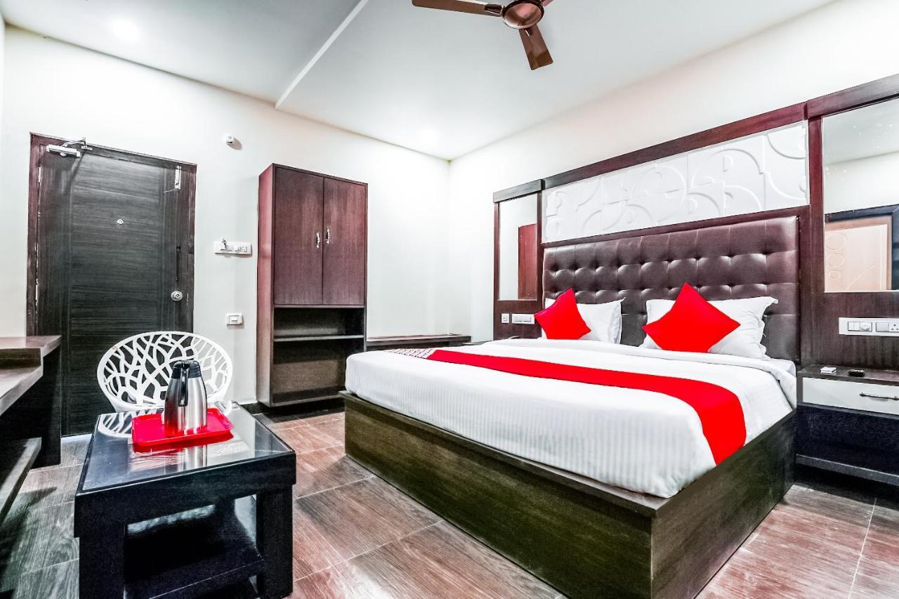 Oyo 16155 Hotel Dcm Grand Vijayawāda Eksteriør billede