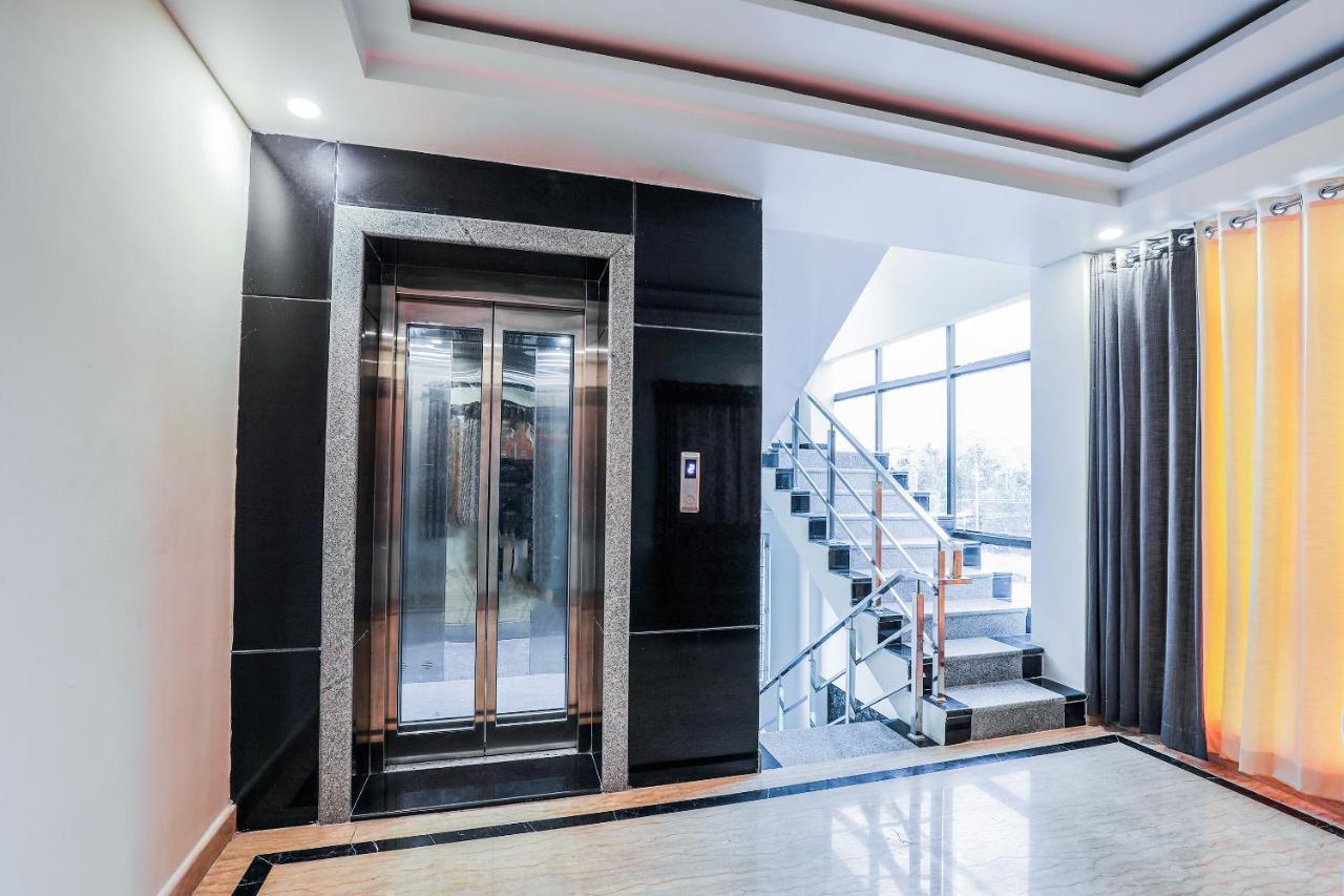 Oyo 16155 Hotel Dcm Grand Vijayawāda Eksteriør billede