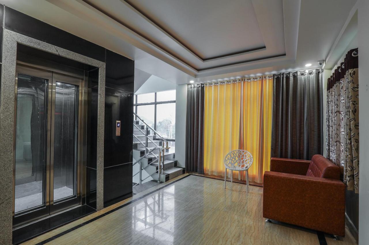 Oyo 16155 Hotel Dcm Grand Vijayawāda Eksteriør billede