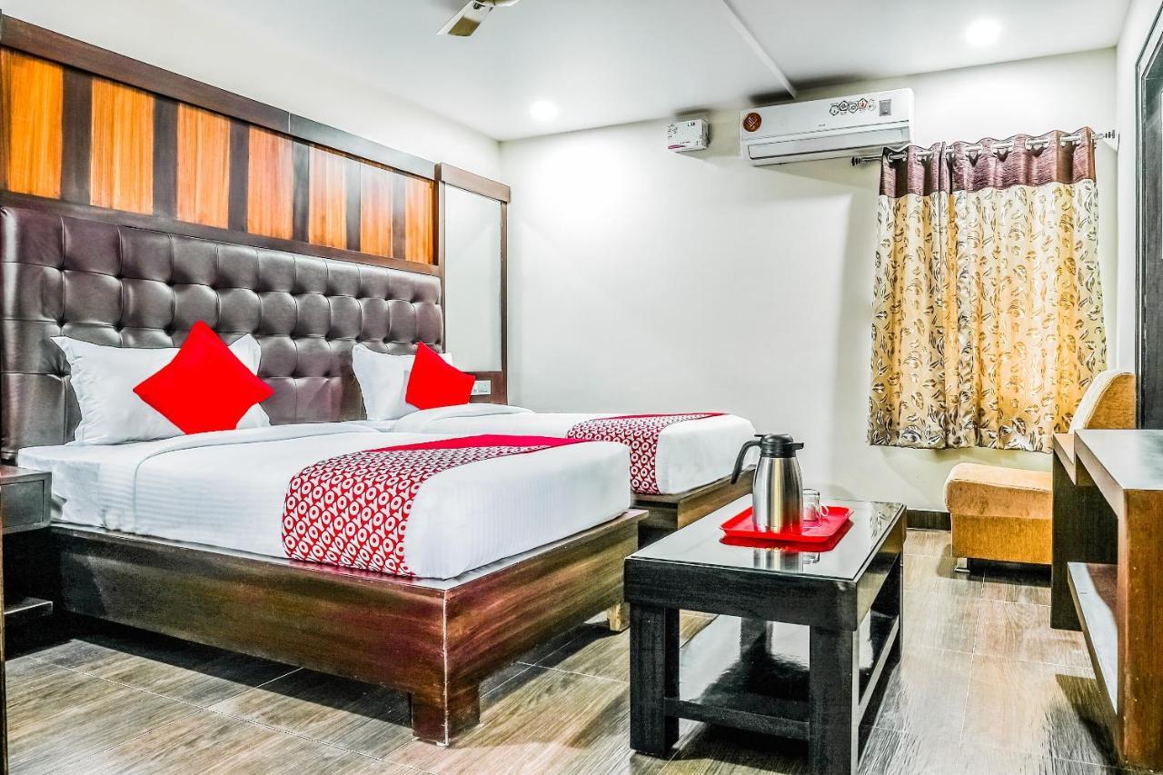 Oyo 16155 Hotel Dcm Grand Vijayawāda Eksteriør billede